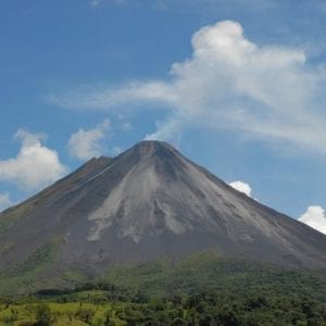 Arenal Volcano and Tabac?n Hot Springs Day Trip from San Jose